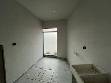 Casa en Venta en Fracc. Lomalta, Morelia! 🌳✨  Vive en un exclusivo fraccionamiento con amplias áreas verdes, seguridad y amenidades para la familia