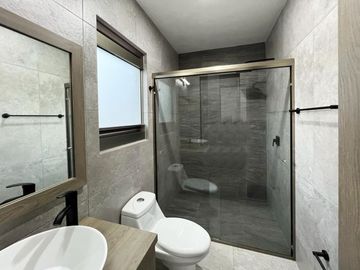 Casa en Venta en Fracc. Lomalta, Morelia! 🌳✨  Vive en un exclusivo fraccionamiento con amplias áreas verdes, seguridad y amenidades para la familia