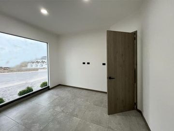 Casa en Venta en Fracc. Lomalta, Morelia! 🌳✨  Vive en un exclusivo fraccionamiento con amplias áreas verdes, seguridad y amenidades para la familia
