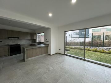 Casa en Venta en Fracc. Lomalta, Morelia! 🌳✨  Vive en un exclusivo fraccionamiento con amplias áreas verdes, seguridad y amenidades para la familia
