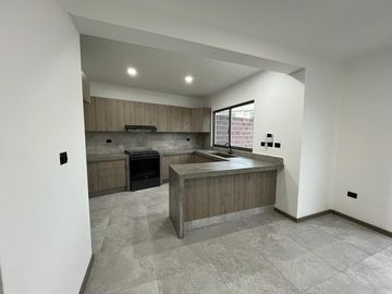 Casa en Venta en Fracc. Lomalta, Morelia! 🌳✨  Vive en un exclusivo fraccionamiento con amplias áreas verdes, seguridad y amenidades para la familia