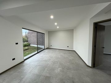 Casa en Venta en Fracc. Lomalta, Morelia! 🌳✨  Vive en un exclusivo fraccionamiento con amplias áreas verdes, seguridad y amenidades para la familia