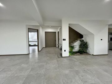 Casa en Venta en Fracc. Lomalta, Morelia! 🌳✨  Vive en un exclusivo fraccionamiento con amplias áreas verdes, seguridad y amenidades para la familia