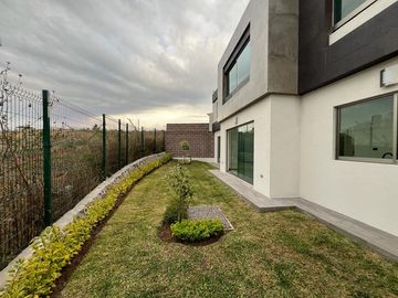 Casa en Venta en Fracc. Lomalta, Morelia! 🌳✨  Vive en un exclusivo fraccionamiento con amplias áreas verdes, seguridad y amenidades para la familia