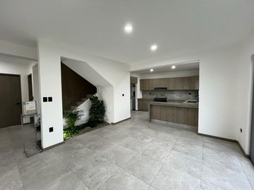 Casa en Venta en Fracc. Lomalta, Morelia! 🌳✨  Vive en un exclusivo fraccionamiento con amplias áreas verdes, seguridad y amenidades para la familia