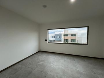 Casa en Venta en Fracc. Lomalta, Morelia! 🌳✨  Vive en un exclusivo fraccionamiento con amplias áreas verdes, seguridad y amenidades para la familia