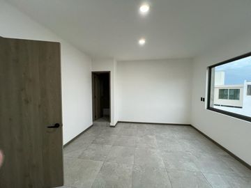 Casa en Venta en Fracc. Lomalta, Morelia! 🌳✨  Vive en un exclusivo fraccionamiento con amplias áreas verdes, seguridad y amenidades para la familia