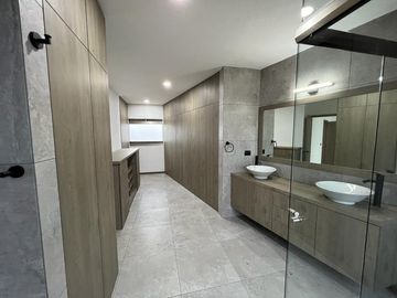 Casa en Venta en Fracc. Lomalta, Morelia! 🌳✨  Vive en un exclusivo fraccionamiento con amplias áreas verdes, seguridad y amenidades para la familia