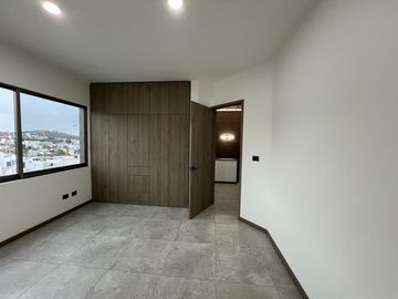 Casa en Venta en Fracc. Lomalta, Morelia! 🌳✨  Vive en un exclusivo fraccionamiento con amplias áreas verdes, seguridad y amenidades para la familia