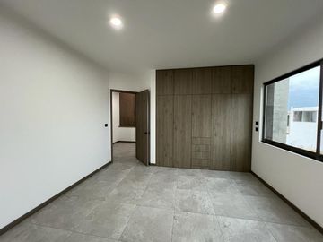 Casa en Venta en Fracc. Lomalta, Morelia! 🌳✨  Vive en un exclusivo fraccionamiento con amplias áreas verdes, seguridad y amenidades para la familia