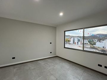 Casa en Venta en Fracc. Lomalta, Morelia! 🌳✨  Vive en un exclusivo fraccionamiento con amplias áreas verdes, seguridad y amenidades para la familia