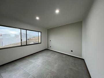 Casa en Venta en Fracc. Lomalta, Morelia! 🌳✨  Vive en un exclusivo fraccionamiento con amplias áreas verdes, seguridad y amenidades para la familia