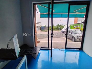 Altos de juriquilla renta local en plaza comercial 73 m2-ver descripcion