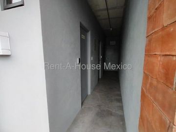 Altos de juriquilla renta local en plaza comercial 73 m2-ver descripcion