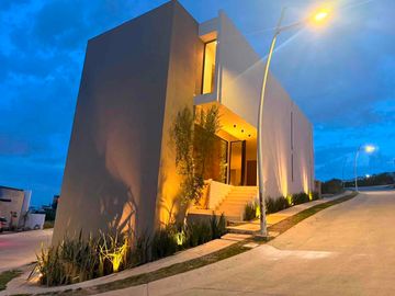 Casa en venta en zanda residencial en esquina.