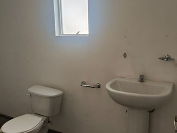 OFICINA EN RENTA LA PAZ A UNA CALLE DE LA IGLESIA DEL CIELO 4ECOR F038