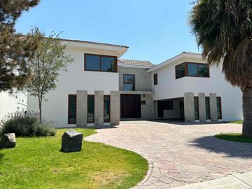 Casa en renta y venta en el bosque country club con alberca y salida al campo de golf