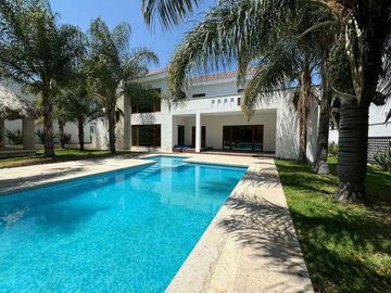Casa en renta y venta en el bosque country club con alberca y salida al campo de golf
