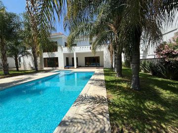 Casa en renta y venta en el bosque country club con alberca y salida al campo de golf
