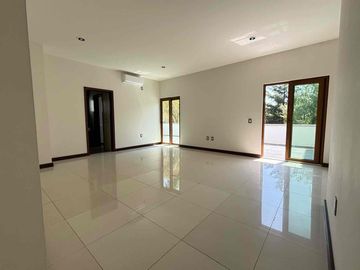 Casa en renta y venta en el bosque country club con alberca y salida al campo de golf