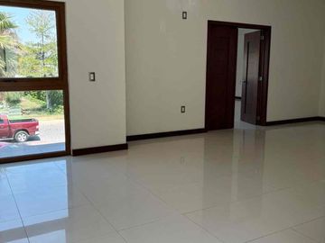 Casa en renta y venta en el bosque country club con alberca y salida al campo de golf