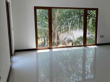 Casa en renta y venta en el bosque country club con alberca y salida al campo de golf