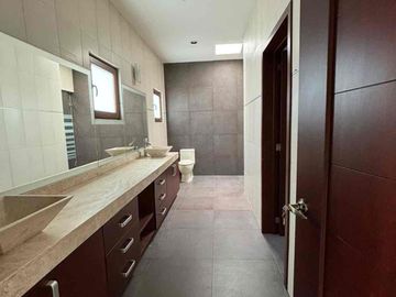 Casa en renta y venta en el bosque country club con alberca y salida al campo de golf