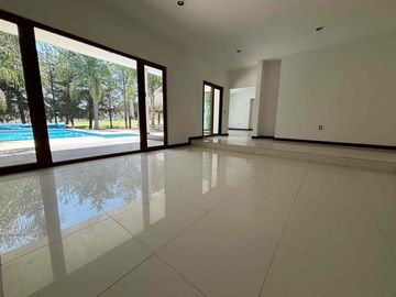 Casa en renta y venta en el bosque country club con alberca y salida al campo de golf