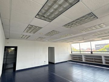 Excelente Oficina en Renta de 183.5m² - Espacios Flexibles y Muy Iluminada en Metepec