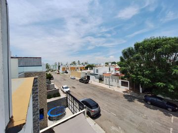 CASA EN RENTA EN SANTUARIOS DEL CERRITO QUERETARO 4 RECAMARAS ROOF GARDEN CERCA DE PLAZA CONSTITUYENTES