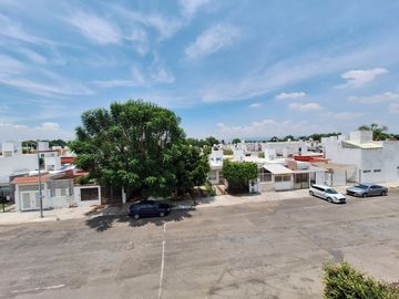CASA EN RENTA EN SANTUARIOS DEL CERRITO QUERETARO 4 RECAMARAS ROOF GARDEN CERCA DE PLAZA CONSTITUYENTES