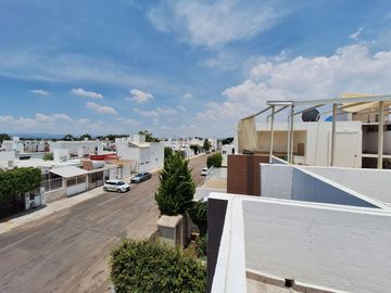 CASA EN RENTA EN SANTUARIOS DEL CERRITO QUERETARO 4 RECAMARAS ROOF GARDEN CERCA DE PLAZA CONSTITUYENTES