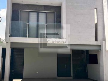 Casa semiamueblada y equipada en Renta  en Cumbre Altta Dominio Cumbres
