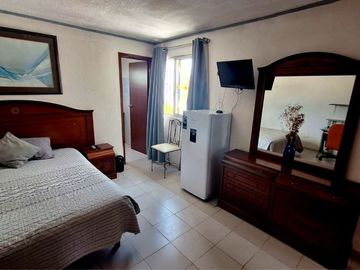 CUARTO AMUEBLADO CON BAÑO PRIVADO Y SERVICIOS INCLUIDOS EN RENTA CERCA DE ZONA DE HOSPITALES