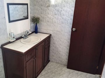 CUARTO AMUEBLADO CON BAÑO PRIVADO Y SERVICIOS INCLUIDOS EN RENTA CERCA DE ZONA DE HOSPITALES