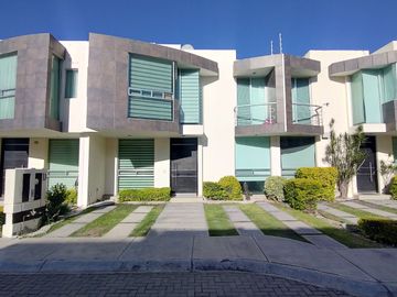 Valle de Juriquilla - Casa de 3 Recamaras, Sala de TV - Renta
