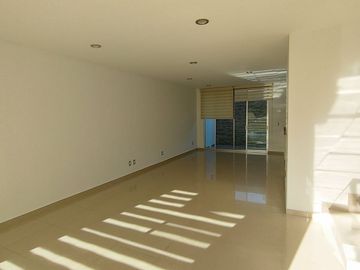 Valle de Juriquilla - Casa de 3 Recamaras, Sala de TV - Renta