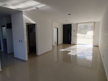 Valle de Juriquilla - Casa de 3 Recamaras, Sala de TV - Renta