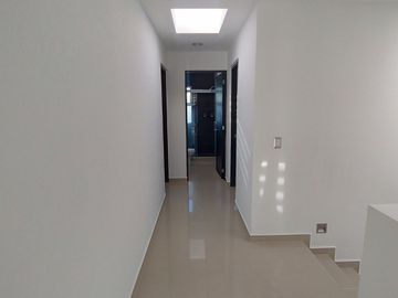 Valle de Juriquilla - Casa de 3 Recamaras, Sala de TV - Renta