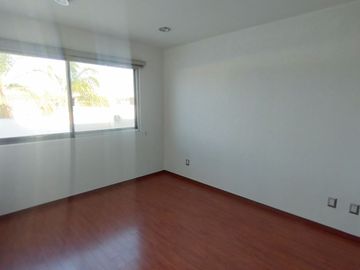 Valle de Juriquilla - Casa de 3 Recamaras, Sala de TV - Renta