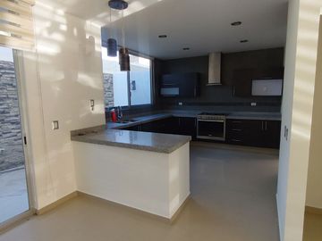 Valle de Juriquilla - Casa de 3 Recamaras, Sala de TV - Renta