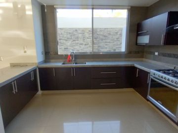 Valle de Juriquilla - Casa de 3 Recamaras, Sala de TV - Renta
