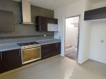 Valle de Juriquilla - Casa de 3 Recamaras, Sala de TV - Renta