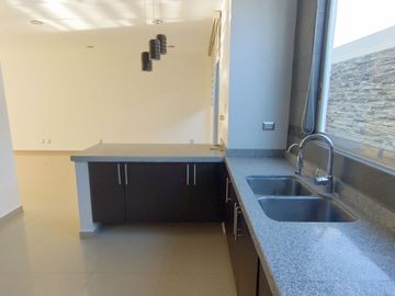 Valle de Juriquilla - Casa de 3 Recamaras, Sala de TV - Renta
