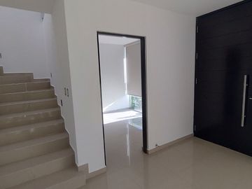 Valle de Juriquilla - Casa de 3 Recamaras, Sala de TV - Renta