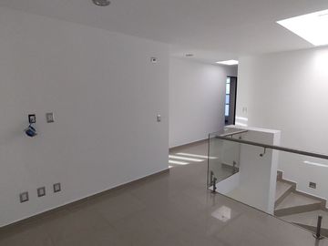 Valle de Juriquilla - Casa de 3 Recamaras, Sala de TV - Renta