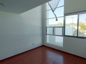 Valle de Juriquilla - Casa de 3 Recamaras, Sala de TV - Renta