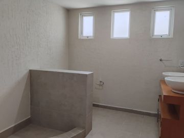 Renta casa muy amplia en Viandas, cerca de Av. Torres, Tecnológico y Tollocan