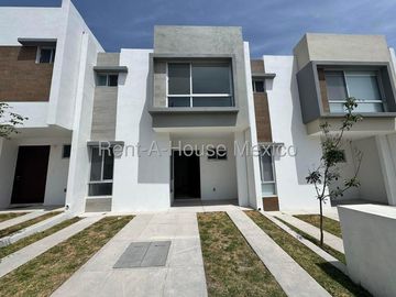 Casa en Renta en Zaru Zakia | 3 Recámaras | Sala de TV | 2.5 baños | Amenidades Exclusivas