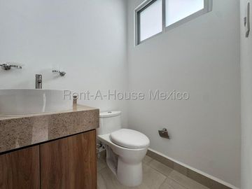 Casa en Renta en Zaru Zakia | 3 Recámaras | Sala de TV | 2.5 baños | Amenidades Exclusivas